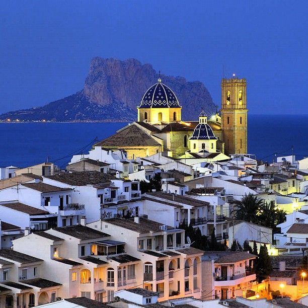 Altea al anochecer con las cúpulas iluminadas