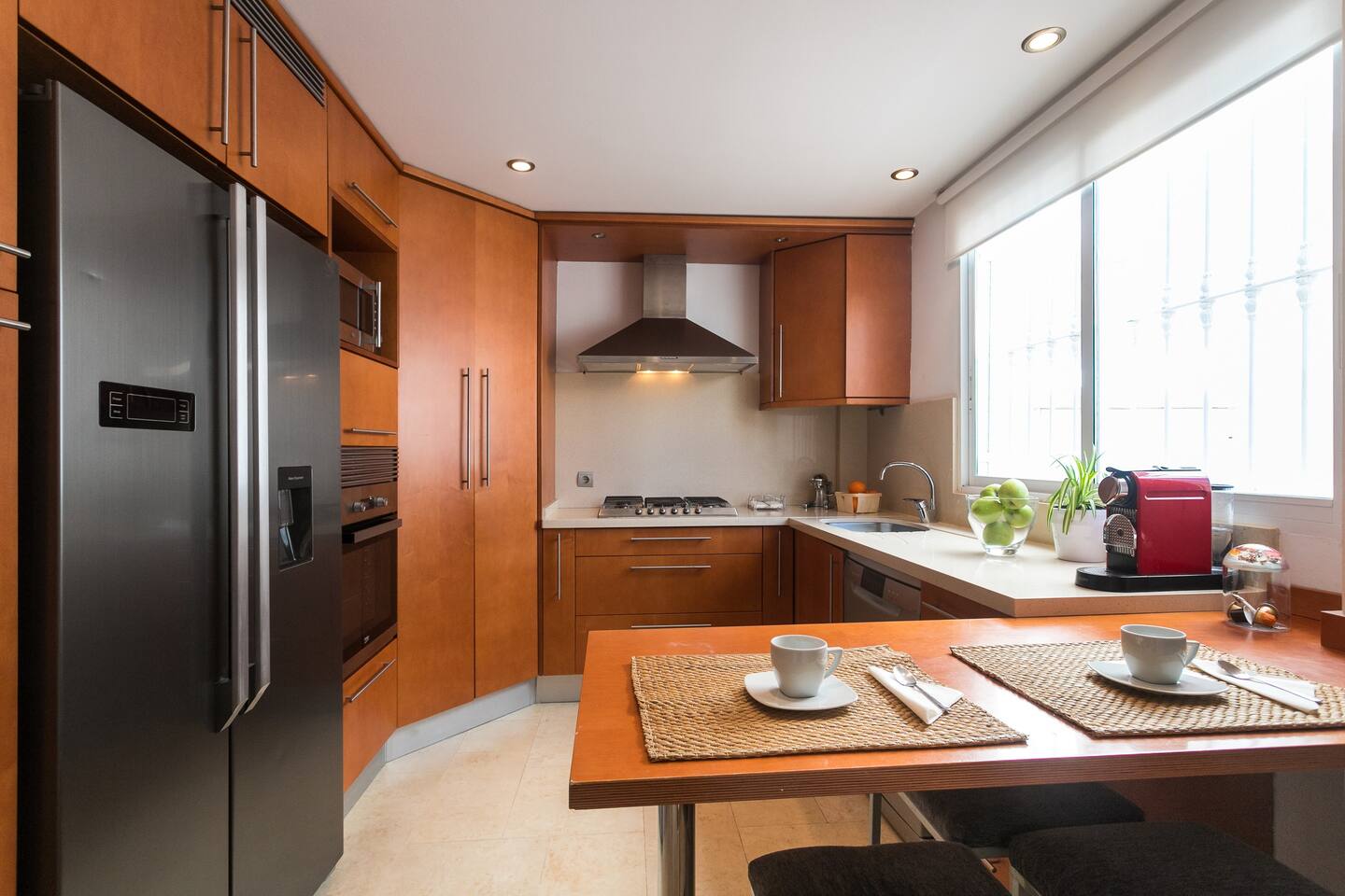 Cocina equipada con barra de desayunos