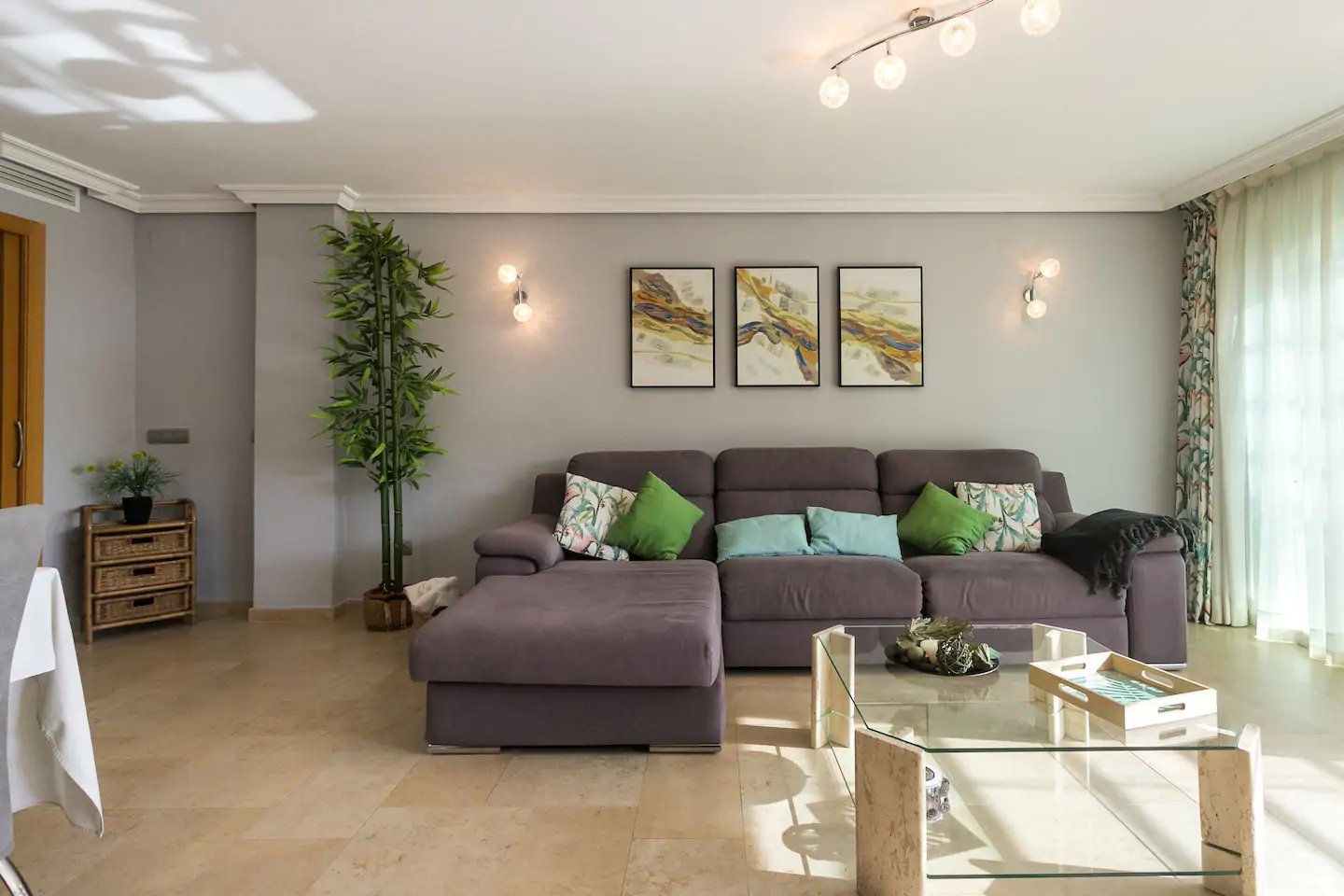 Salón con sofá y decoración mediterránea