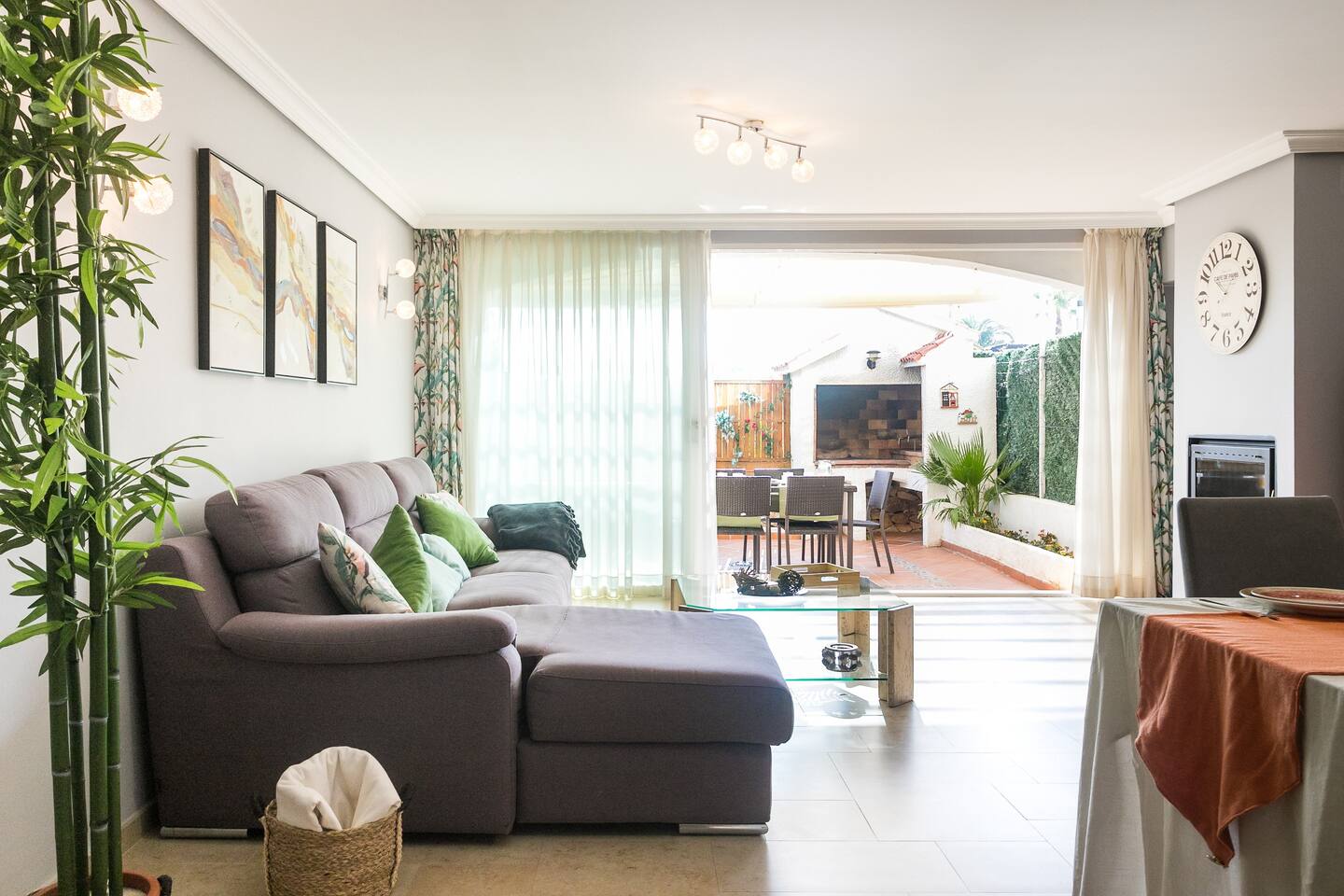 Salón con puertas abiertas a la terraza