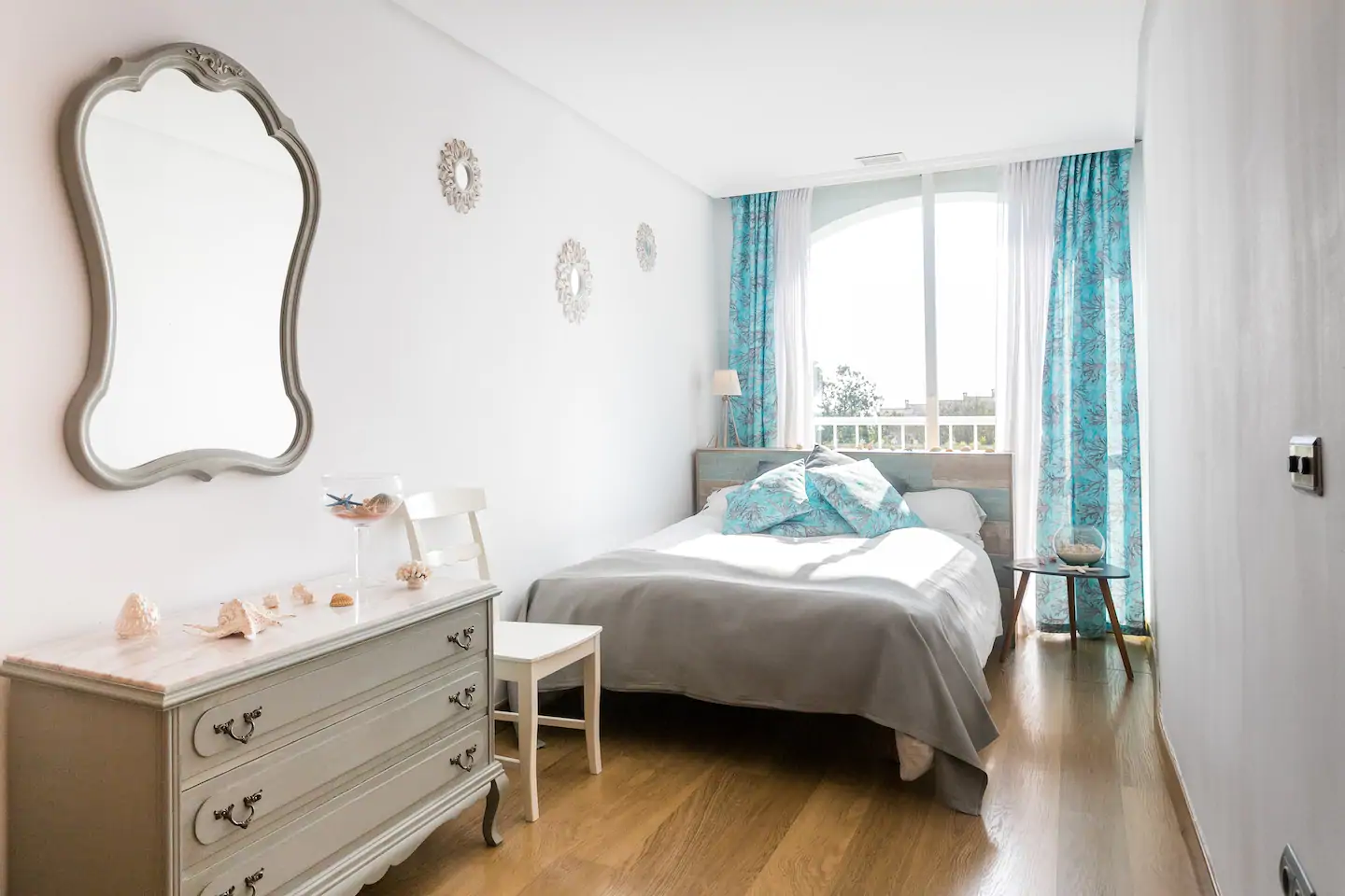 Segundo dormitorio con decoración costera