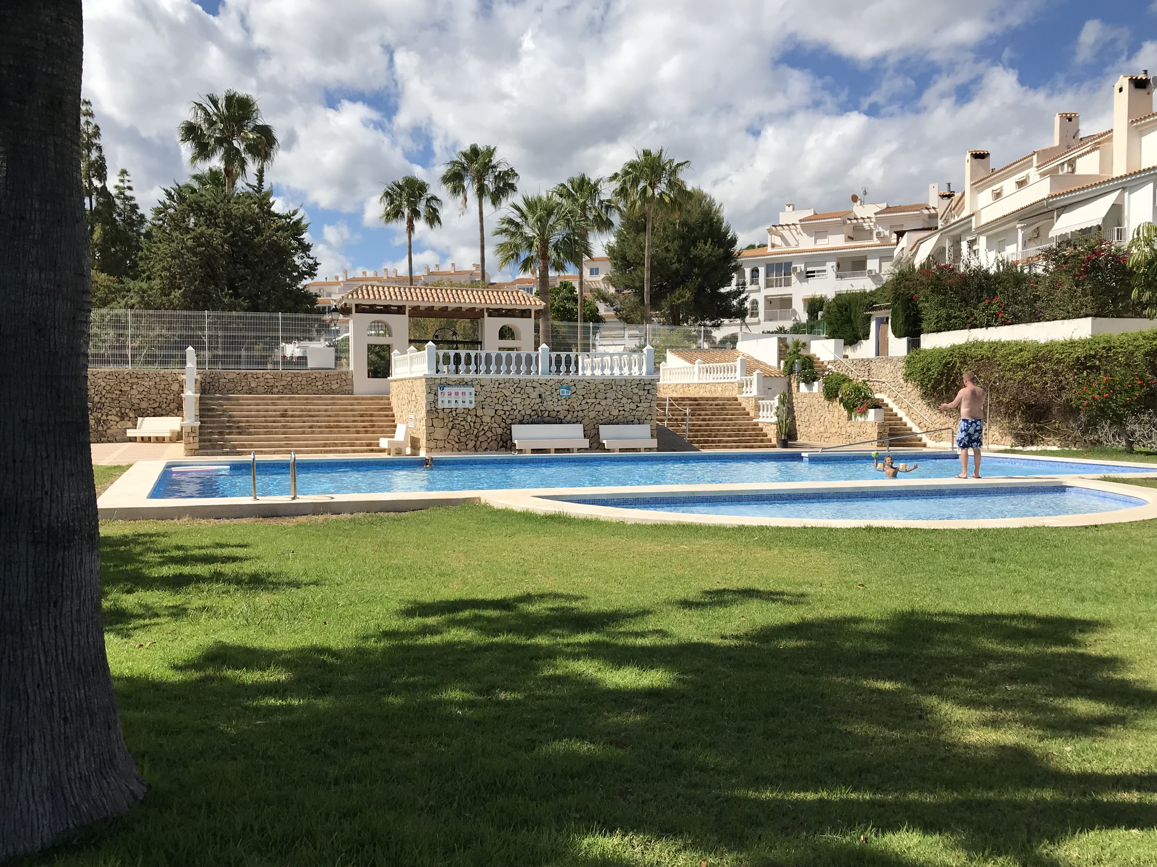 Vista general de la piscina principal e infantil