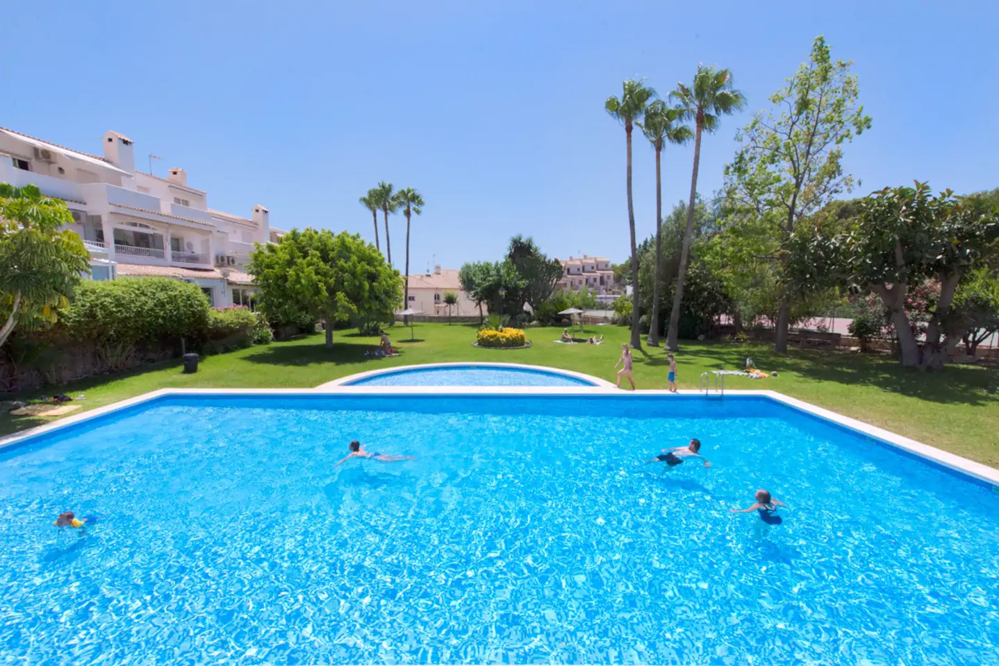 Vista a nivel del agua de la piscina
